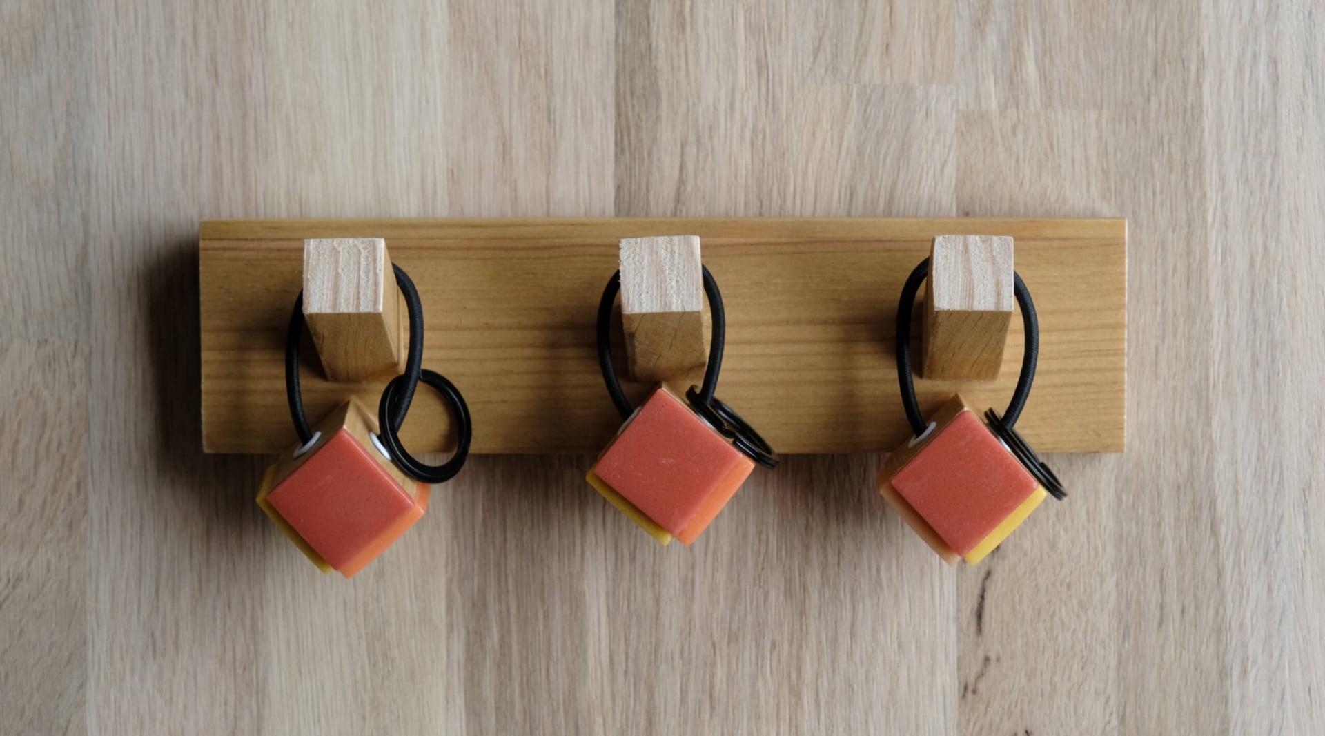 3 porte-clés en pâte de verre avec support