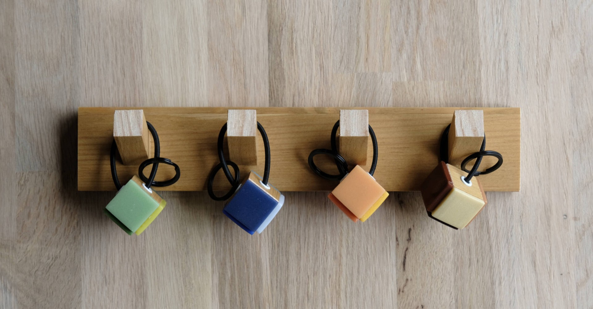 4 porte-clés en pâte de verre avec support