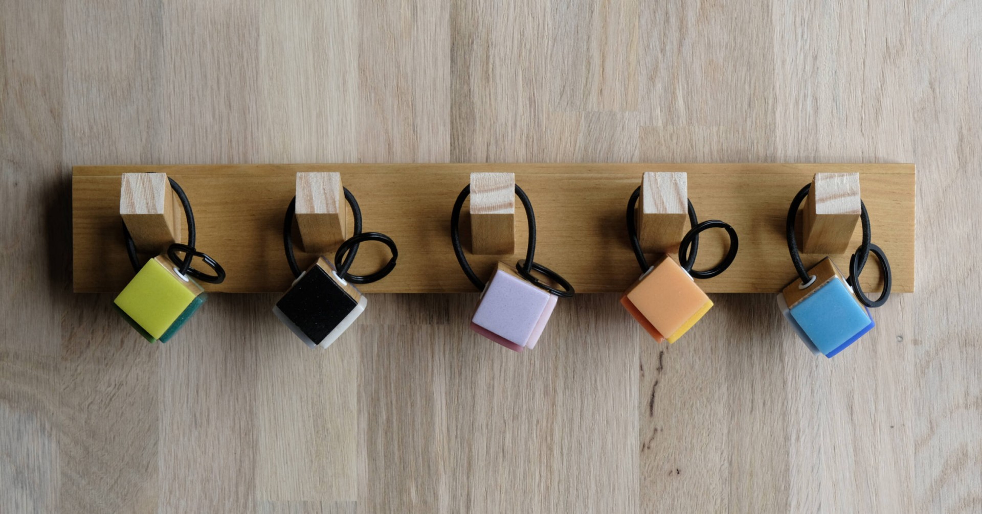5 porte-clés en pâte de verre avec support
