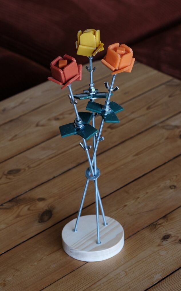 3 roses sur son support en bois
